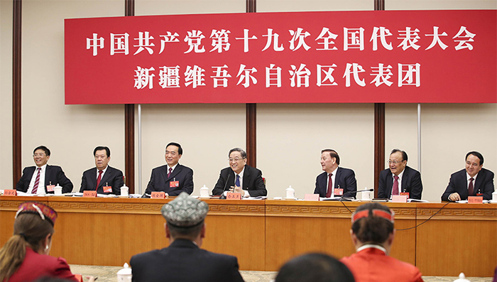10月18日，俞正声同志参加党的十九大新疆代表团讨论。记者 谢环驰 摄